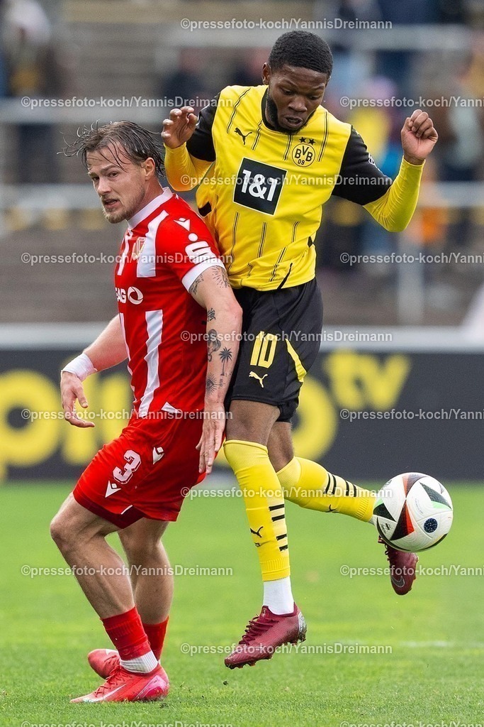 xydr13042502022 | 13.04.2025, xydrx, Fußball, Borussia Dortmund II - FC Energie Cottbus, 3.Liga, Stadion Rote Erde, Saison 2024 2025: Henry Rorig (FC Energie Cottbus #3) im Zweikampf gegen  Rodney Elongo-Yombo (Borussia Dortmund II #10) DFB regulations prohibit any use of photographs as image sequences and or quasi-video.