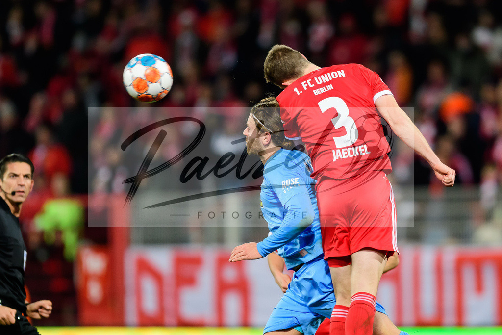 FCUFRE20211215_043 | Fussball, Herren: Lucas Hoeler (SC Freiburg) und Paul Jaeckel (1. FC Union Berlin) im Zweikampf bei dem Spiel der 1. Bundesliga zwischen 1. FC Union Berlin und SC Freiburg im Stadion An der Alten Foersterei am 15.12.2021 in Berlin, Deutschland.DFB / DFL REGULATIONS PROHIBIT ANY USE OF PHOTOGRAPHS AS IMAGE SEQUENCES AND/OR QUASI-VIDEO. - Realisiert mit Pictrs.com