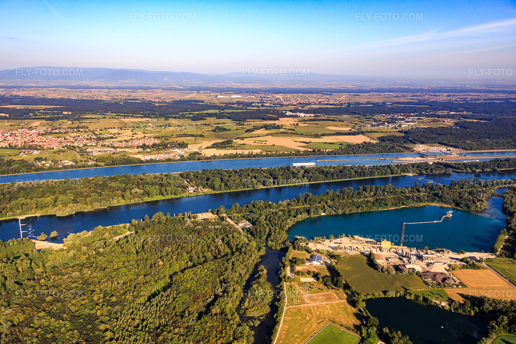 Aerial view: Rhine island at the weir in the Rhine at the mouth of the Elz in Gerstheim in the state Bas-Rhin, France.Photo: IMG_093220.jpg taken on 08/16/2016 by Werner Riehm/FLY-FOTO.comResolution of the original: 5355 x 3570 px