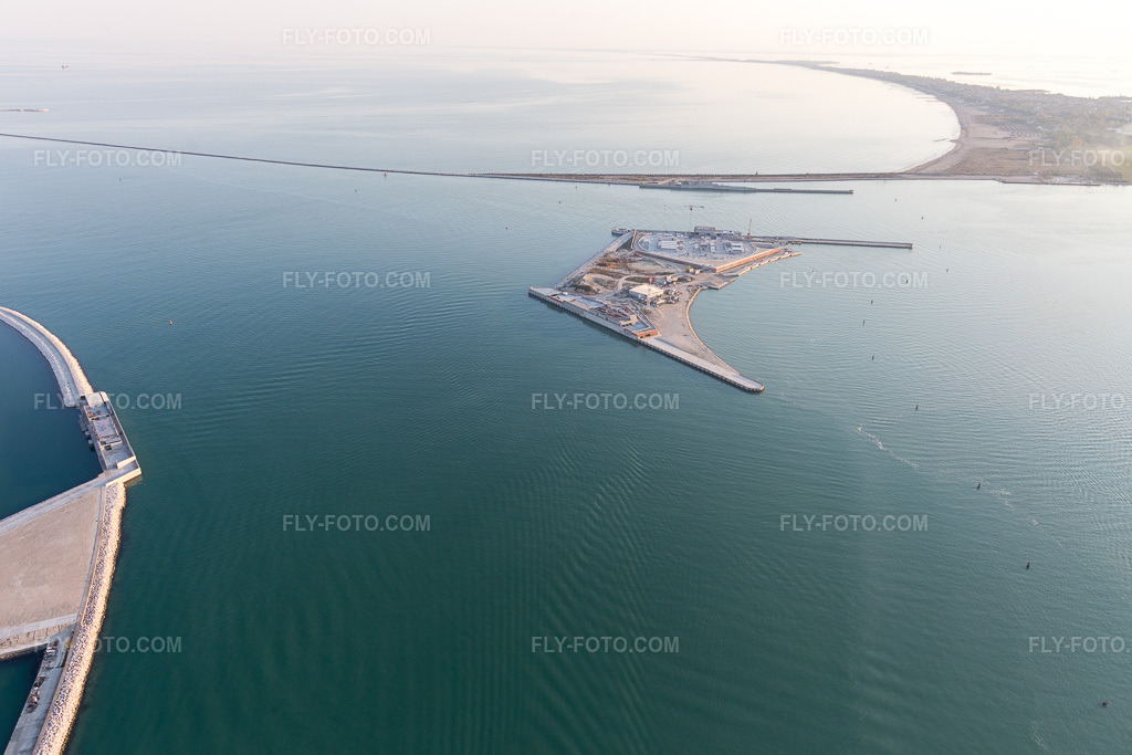Aerial view: Künstliche Insel zum Hochwasserschutz des Lido di Venezia Isola Artificiale del Baccan di Sant'Erasmo bei Punta Sabbioni in Venedig in the state Veneto, Italy. – Photo: IMG_098273.jpg taken on 04/03/2017 by Werner Riehm/FLY-FOTO.com – Resolution of the original: 5378 x 3585 px