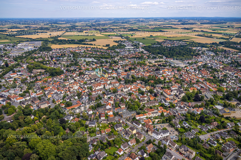 Werl240712044 | Luftbild, Übersicht Altstadt mit Wallfahrtsbasilika Mariä Heimsuchung und kath. Kirche St. Walburga, Häuser mit roten Dächern, Werl, Soester Börde, Nordrhein-Westfalen, Deutschland
