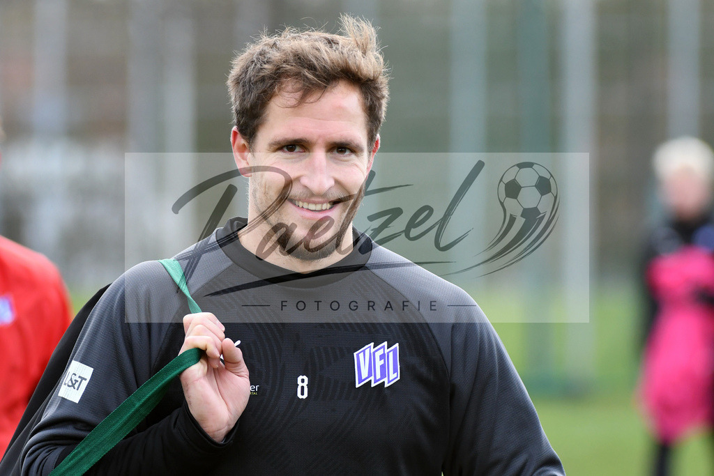 20200221_TRAOSN_0034 | Fussball, Herren: Ulrich Taffertshofer (VfL Osnabrueck) lacht waehrend der Trainingseinheit des VfL Osnabrueck im Sportpark Illoshoehe am 21.02.2020 in Osnabrueck, Deutschland. - Realisiert mit Pictrs.com