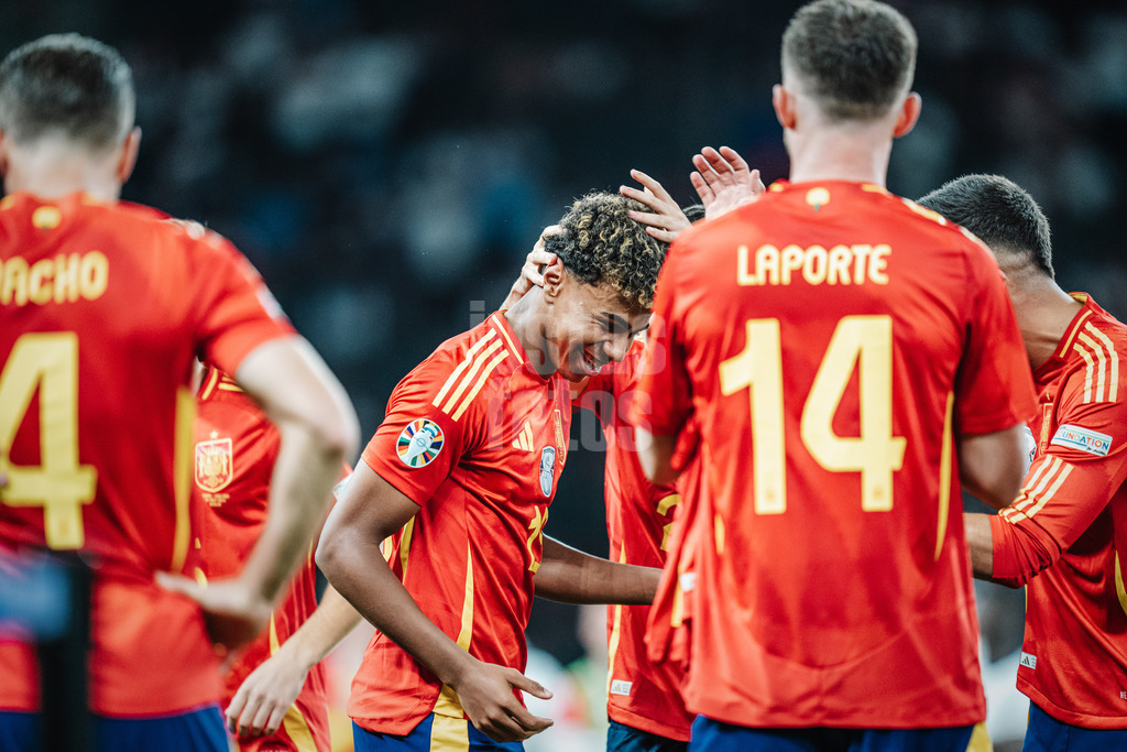 Fußball | Herren | UEFA-Fußball-Europameisterschaft 2024 | Finale | Spanien vs. England | 14.07.2024 | Lamine Yamal (#19, Spanien) erhält seine Auszeichnung