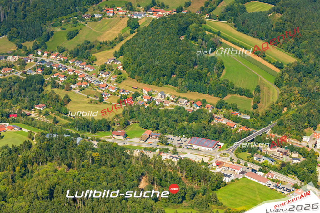 Luftaufnahme der Stadt Grafenau - Die Luftaufnahme wurde 2025 vom UL-Flugzeug heraus erstellt ( keine Drohne ) - Hochauflösende Luftaufnahme - für professionelle Ausdrucke geeignet. Die Geschenkidee !Mit Lizenz und Bildrechte bestellbar