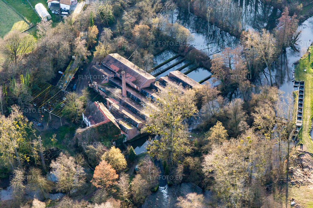 Vue aérienne: L'ancien moulin à eau St. Georgsmühle, datant de 1684, est situé sur la rivière Lauter. à Scheibenhard dans le département Bas Rhin, France. Photo: IMG_085979.jpg prise le 06/02/2016 par Werner Riehm/FLY-FOTO.euRésolution de l'original: 5472 x 3648 px