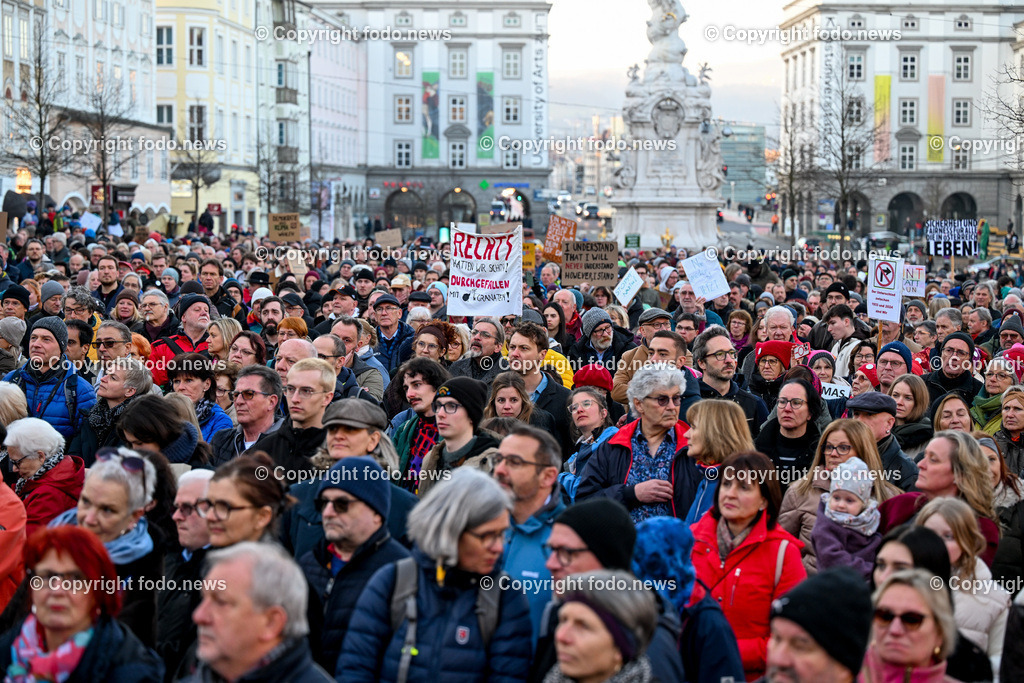 Demonstration gegen rechts in Linz Hauptplatz_ 25.02.2024-10 | 25.02.2024, Stadt Linz, AUT, Demonstration gegen rechts in Linz Hauptplatz, im Bild Kundgebungsteilnehmer, Menschen, Teilnehmer