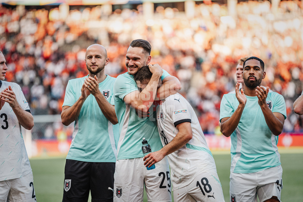 Fußball | Herren | UEFA-Fußball-Europameisterschaft 2024 | Gruppe D | Niederlande vs. Österreich | 25.06.2024 | v.l. Maximilian Entrup (#25, Österreich) und Romano Schmid (#18, Österreich) feiert den Sieg