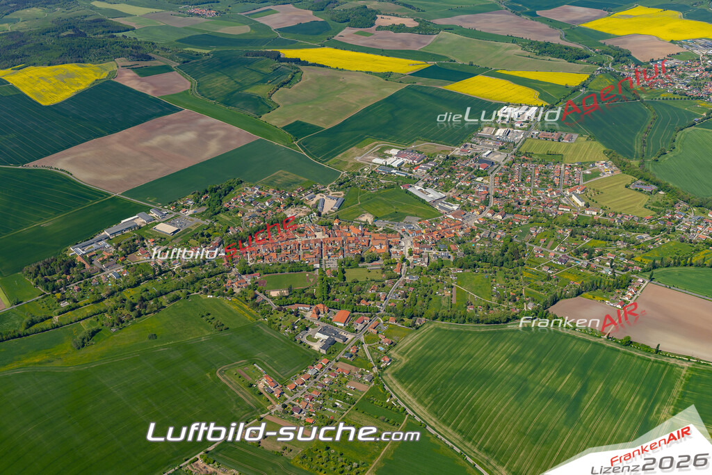 Das Luftbild der Stadt Römhild wurde 2022 vom Flugzeug heraus erstellt (keine Drohnen-Aufnahmen) Aufnahmehöhe ca.450 Meter- hohe Bildauflösung und Druck-Qualität. Garantiert!
