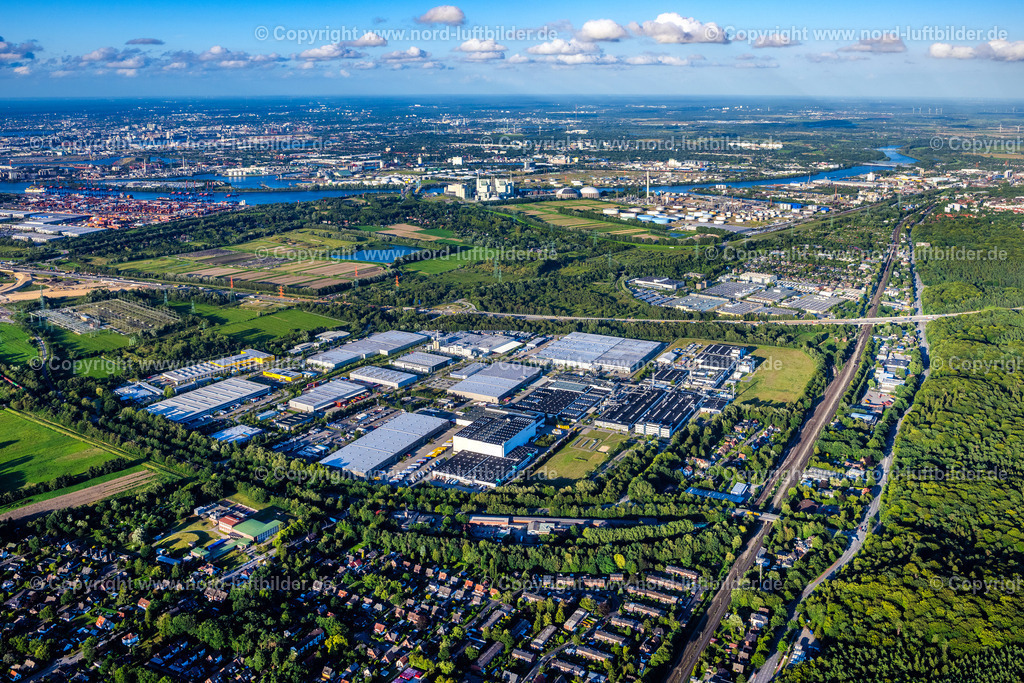 Hamburg_Hausbruch_Borstelbek_Gewerbegebiet_ELS_2879090823 | HAMBURG 21.08.2023 Gebäude und Produktionshallen auf dem Werksgelände im Ortsteil Hausbruch in Hamburg, Deutschland. Weiterführende Informationen bei: Kühne + Nagel (AG & Co.) KG,  tesa SE. // Building and production halls on the premises in the district Hausbruch in Hamburg, Germany. Further information at: Kuehne + Nagel (AG & Co.) KG,  tesa SE. Foto: Martin Elsen