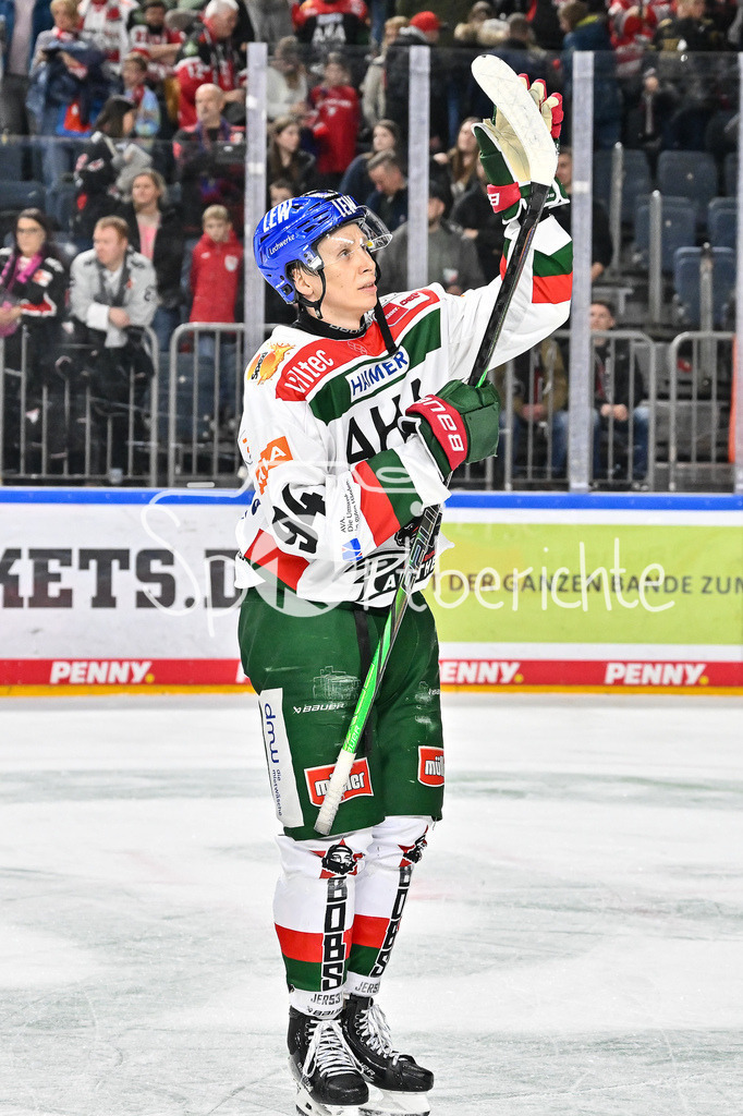 Kölner Haie - Augsburger Panther | Die Panther bedanken sich bei den mitgereisten Fans nach dem Auswaertssieg in Koeln / DEL: Koelner Haie - Augsburger Panther, Lanxess Arena am 05.01.2025 / Anrei HAKULINEN (Augsburger Panther #94)