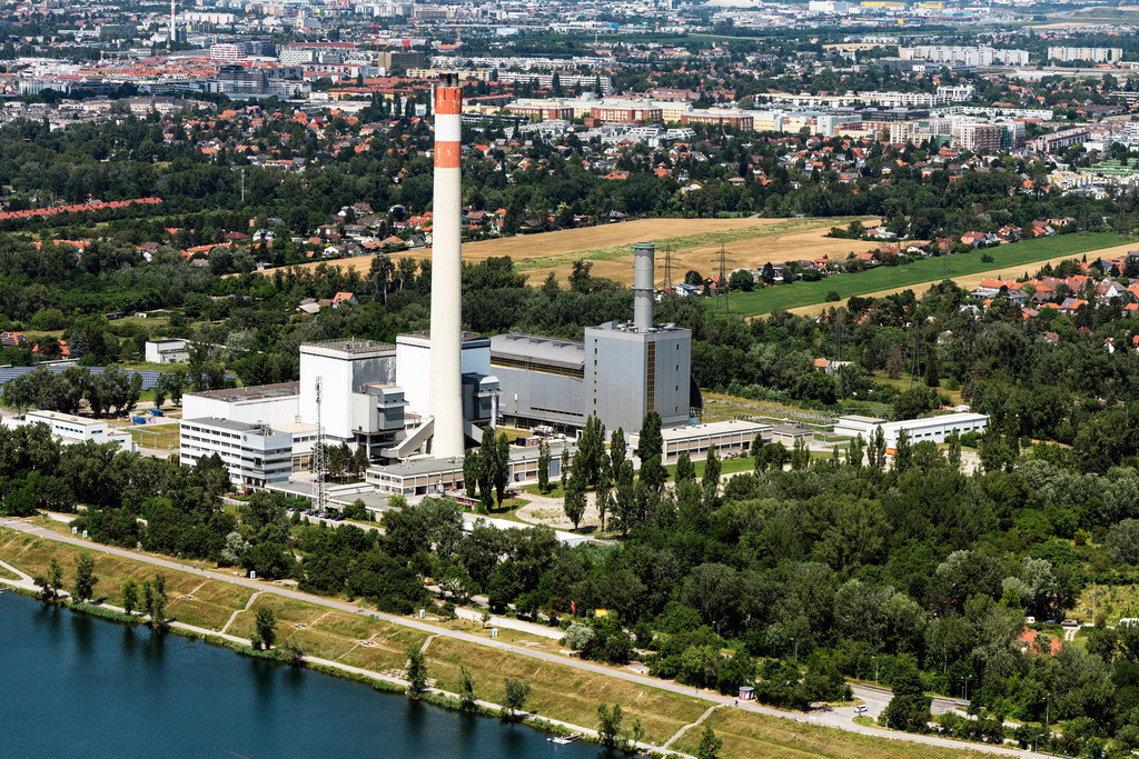 dr__0025121.jpg | WIEN 24.06.2019 Kraftwerksanlagen und Abgas- Türme des Heizkraftwerkes KWK-Kraftwek Donaustadt in Wien in Österreich. // Power plants and exhaust towers of thermal power station KWK-Kraftwek Donaustadt in Vienna in Austria. Foto: Daniel Reiter