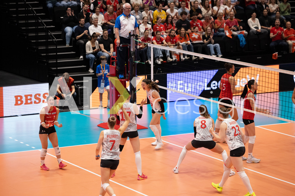 Georgia v Switzerland - CEV European League Women | KRIENS, SWITZERLAND - JUNE 12: SARINA WIELAND of Switzerland, SAMIRA SULSER of Switzerland, FABIANA MOTTIS of Switzerland, MÉLINE PIERRET of Switzerland and MERET AARDEN of Switzerland celebrating during the CEV European League match between Georgia and Switzerland at Pilatus Arena on June 12, 2026 in Kriens, Switzerland. - Realisiert mit Pictrs.com