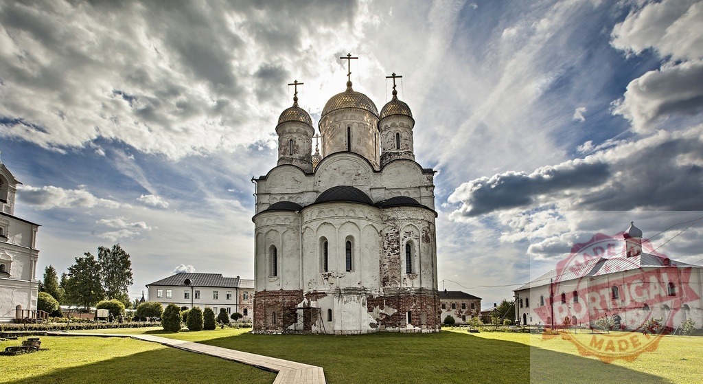 Luzhetsky Monastery cathedral in Mozhaysk, Russia on a cloudy day | Eastern Orthodox cathedral with golden domes and crosses reflecting sunlight under a dramatic sky - Realisiert mit Pictrs.com