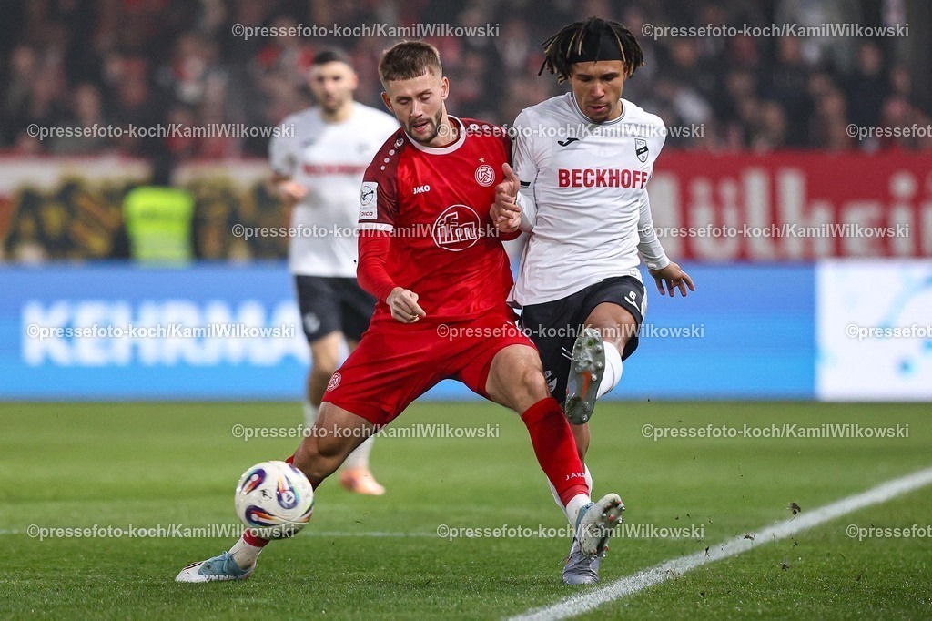 xKWIx13122501027 | 13.12.2025, xKWIx, Fußball, 3. Liga, SC Verl - Rot-Weiss Essen, SPORTCLUB Arena: Torben Müsel (Rot-Weiss Essen #26) im Zweikampf gegen Joshua Eze (SC Verl #6) Photo: xKamilxWilkowskixPressefotoKochx