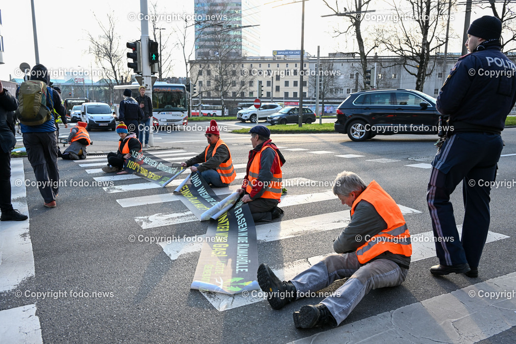  Klimagegner Linz Waldeggstrasse_ Klimakleber_ 20.03.2023-33 | 20.03.2023, Linz, AUT, Klimagegner Linz Klimakleber, im Bild Klimagegner kleben auf der Strasse, Linz Waldeggstrasse, Polizei, Verkehr, Zebrastreifen, Fussgaengeruebergang, Transparent, Demo, Klimawandel