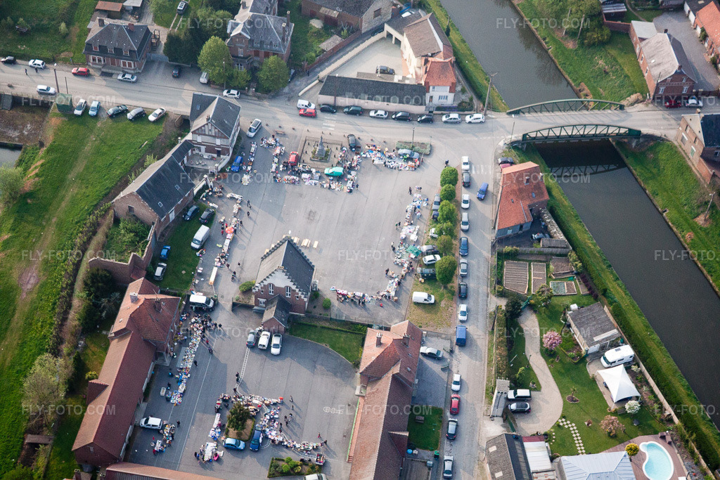 Aerial view: View of the town in Vendhuile in the state Aisne, France. – Photo: IMG_40028.jpg taken on 04/17/2011 by Werner Riehm/FLY-FOTO.com – Resolution of the original: 4752 x 3168 px