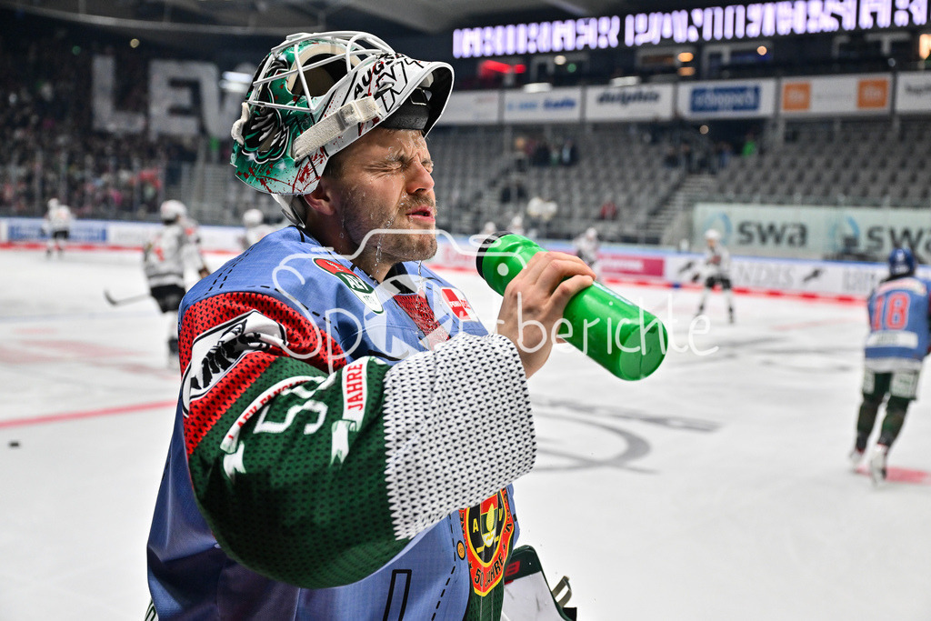 Augsburger Panther - Nürnberg Ice Tigers | AUGSBURG, GERMANY - 23. DECEMBER: im Bild Michael GARTEIG (Augsburger Panther 34 vor dem Match zwischen den Augsburger Panthern und den Nürnberg Ice Tigers am 31. Spieltag der Penny DEL im Curt Frenzel Stadion