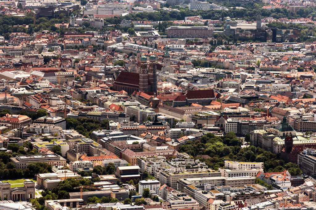 dr__0031586.jpg | MüNCHEN 09.08.2019 Stadtansicht des Innenstadtbereiches an der Frauenkirche in München im Bundesland Bayern, Deutschland. // City view on down town on Frauenkirche in Munich in the state Bavaria, Germany. Foto: Daniel Reiter