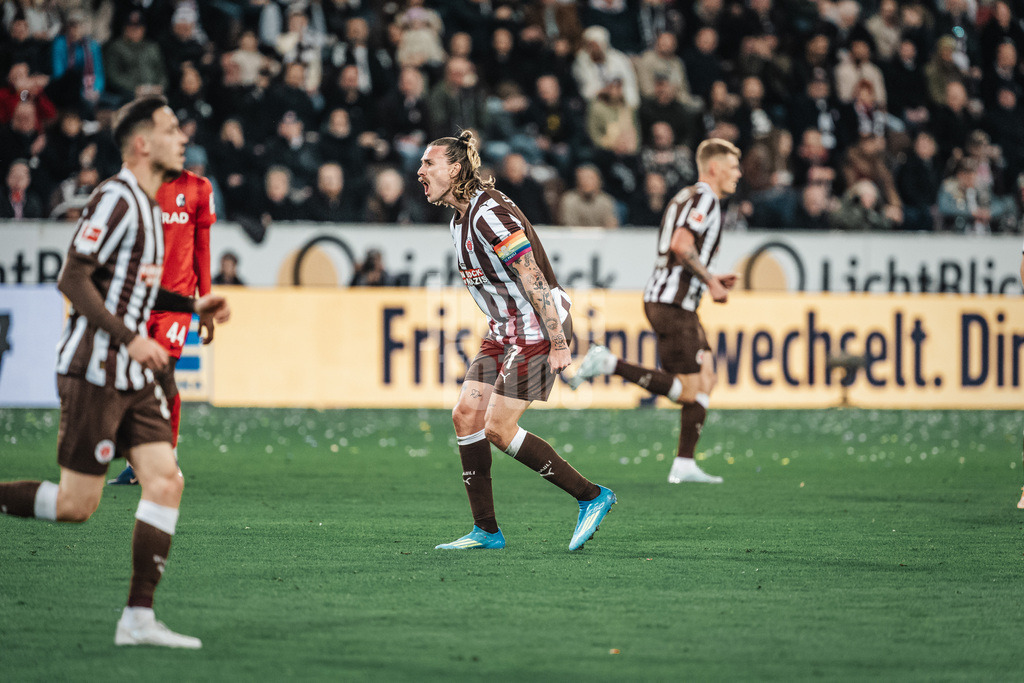 Fußball | Männer | Saison 2025/2026  | Fußball-Bundesliga | 27. Spieltag | FC St. Pauli vs. SC Freiburg | 22.04.2026 | Jackson Irvine (#7, FC St. Pauli) sauer schreit
