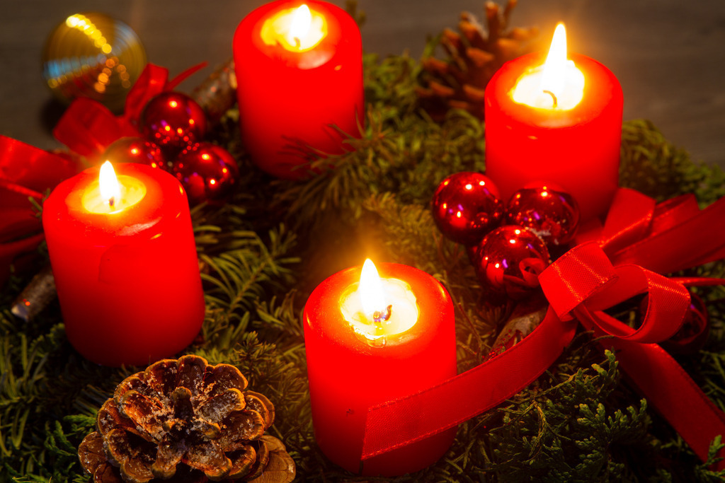 Adventsgrüße 4. Advent: Adventskranz mit vier brennenden Kerzen | Adventsgrüße 4. Advent: Adventskranz mit vier brennenden Kerzen - Realisiert mit Pictrs.com