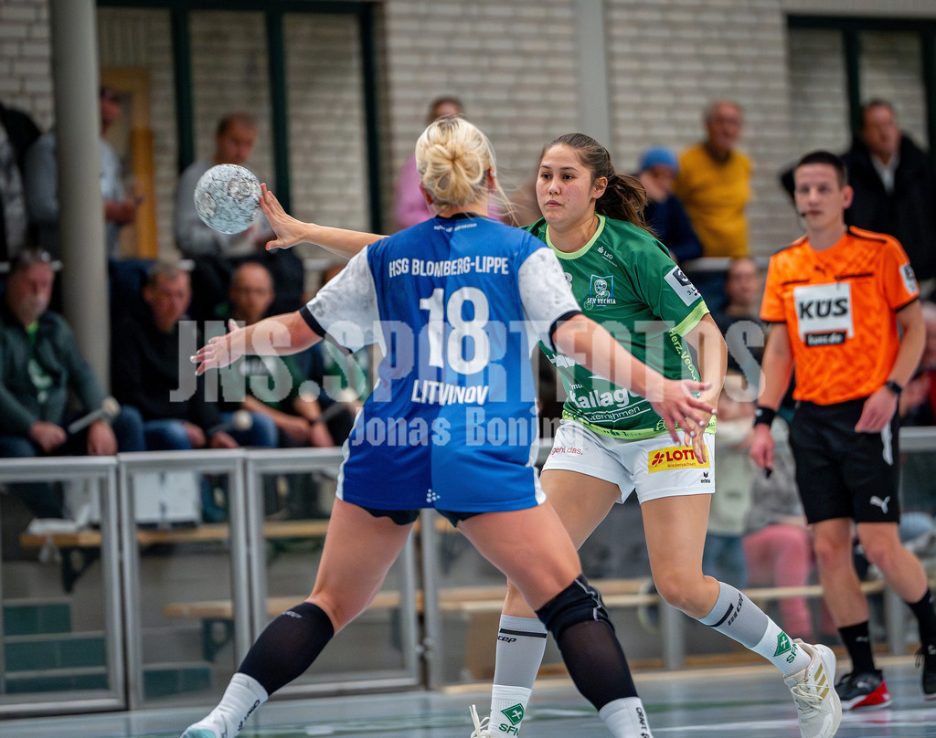 Handball I Frauen I Saison 2025-2026 I 3. Liga Staffel Nord I 10. Spieltag I SC SFN Vechta - HSG Blomberg-Lippe II I 0619 | Vorbei an der Abwehr Ruslana Litvinov (18, HSG Blomberg-Lippe II) verteidigt Theresa Beermann (8, SC SFN Vechta) - Realisiert mit Pictrs.com