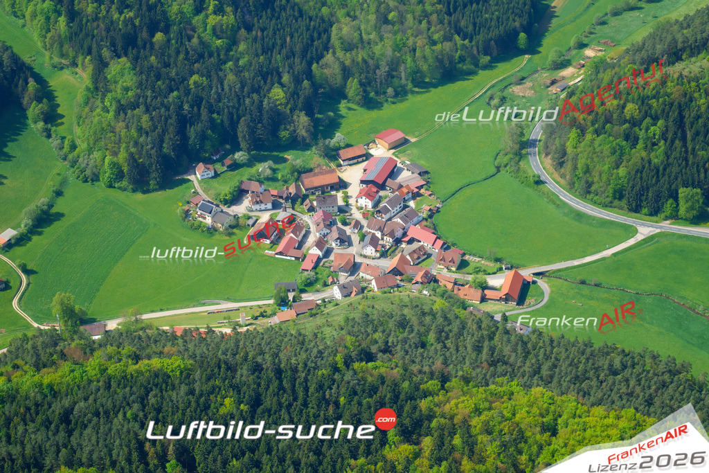 Die Luftaufnahme Unterailsfeld - Gößweinstein wurde vom UL-Flugzeug (keine Drohne) aus fotografiert.Hohe Druck- Auflösung-die Geschenkidee!