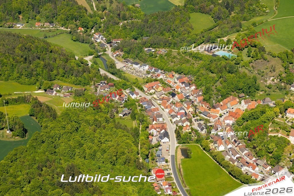 Luftaufnahme der Stadt Kastl - Die Luftaufnahme wurde 2025 vom UL-Flugzeug heraus erstellt ( keine Drohne ) - Hochauflösende Luftaufnahme - für professionelle Ausdrucke geeignet. Die Geschenkidee !Mit Lizenz und Bildrechte bestellbar