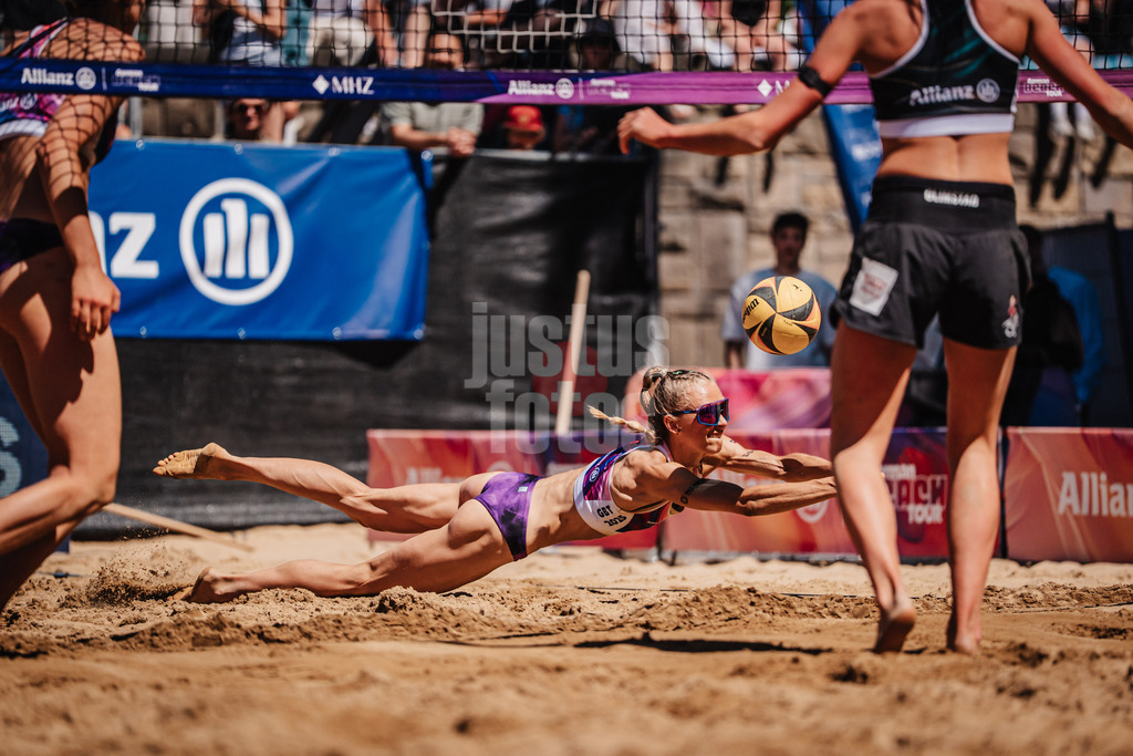 Beachvolleyball | Frauen | Allianz German Beach Tour 2025 | Tourstop Düsseldorf | 11.05.2025 | Paula Schürholz springt zum Ball