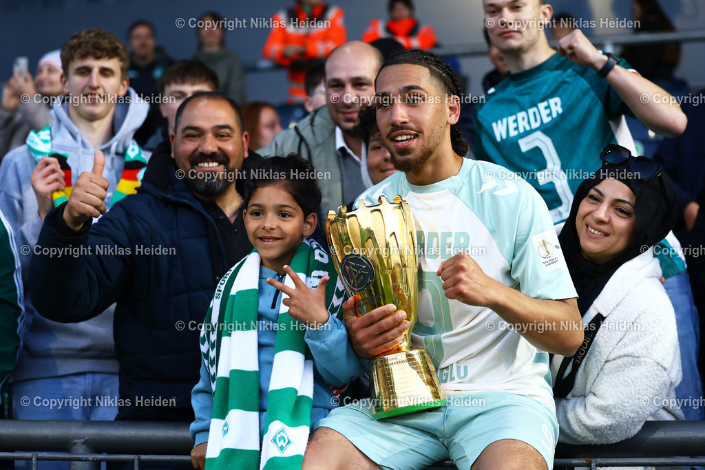 NH_SVWerderBremenU19_KarlsruherSCU19_JuniorenDFBPokal_23052025 | #9 Arda Halicioglu (SV Werder Bremen U19) bejubelt zusammen mit seiner Familie den Gewinn des DFB-Pokals der Junioren.Fußball I Junioren I DFB-Pokal I Saison 2024-2025 I Finale I SV Werder Bremen U19 - Karlsruher SC U19 I 23.05.2025 I Karl-Liebknecht-Stadion