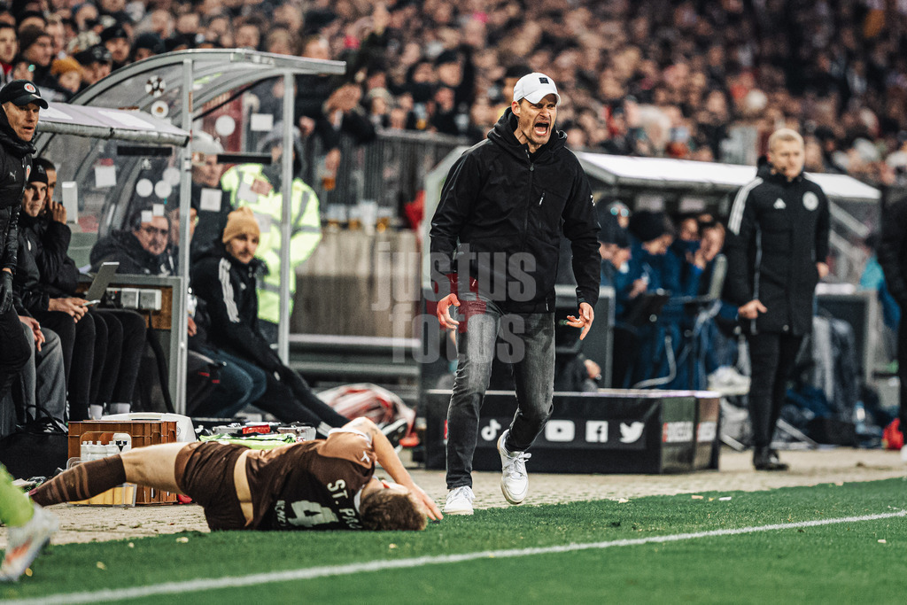 Fußball | Männer | Saison 2024/2025  | Fußball-Bundesliga | 26. Spieltag | FC St. Pauli vs. TSG Hoffenheim | 14.03.2025 | Trainer Alexander Blessin (FC St. Pauli) sauer, vorne liegt David Nemeth (#4, FC St. Pauli)