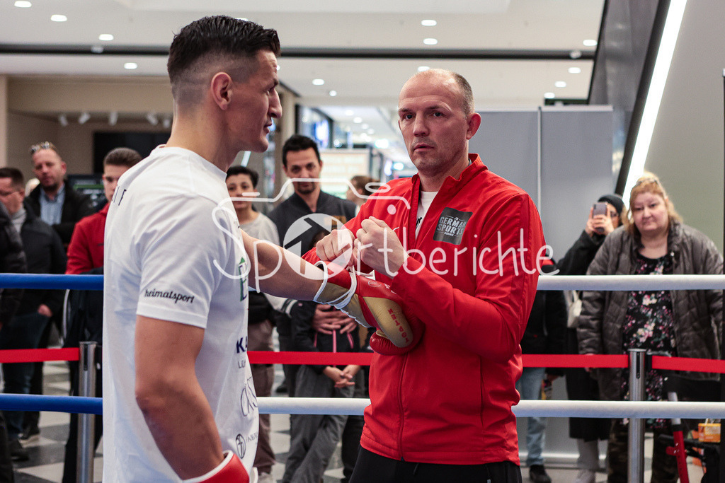 Profi - Box - Gala / Show Training | Robin KRASNIQI in Aktion beim Showtraining in Muenchen (links) mit seinem Trainer Juergen BRAEHMER