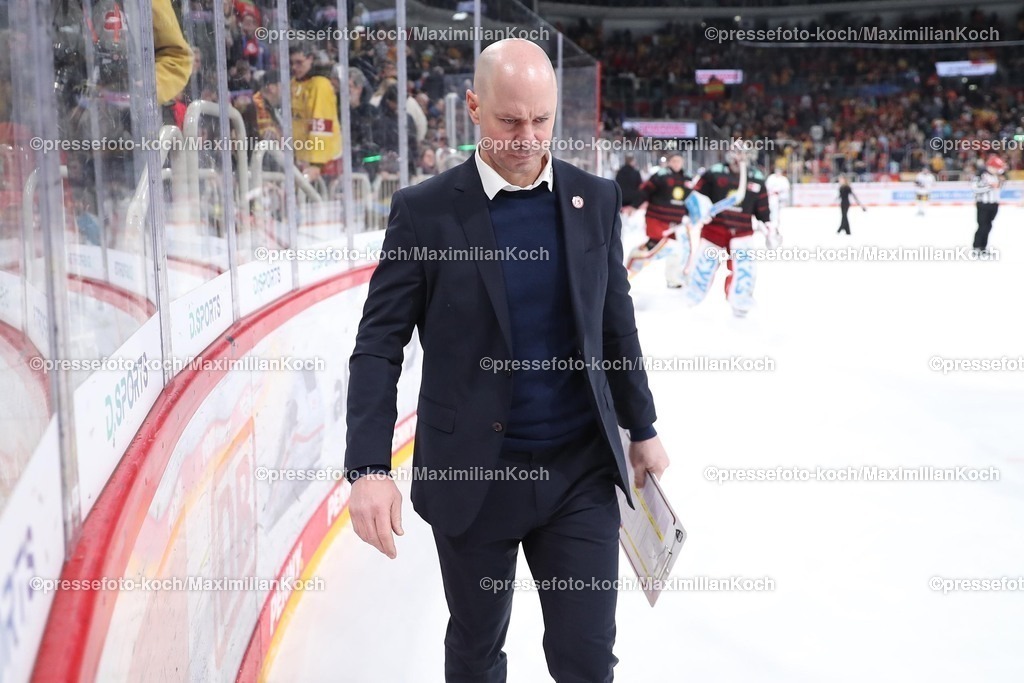 DEG12012501042 | 12.01.2025, Eishockey, Penny DEL, Düsseldorfer EG - Eisbären Berlin, PSD-BANK Dome: Cheftrainer Steven Reinprecht (DEG) sichtlich angespannt nach dem Spiel