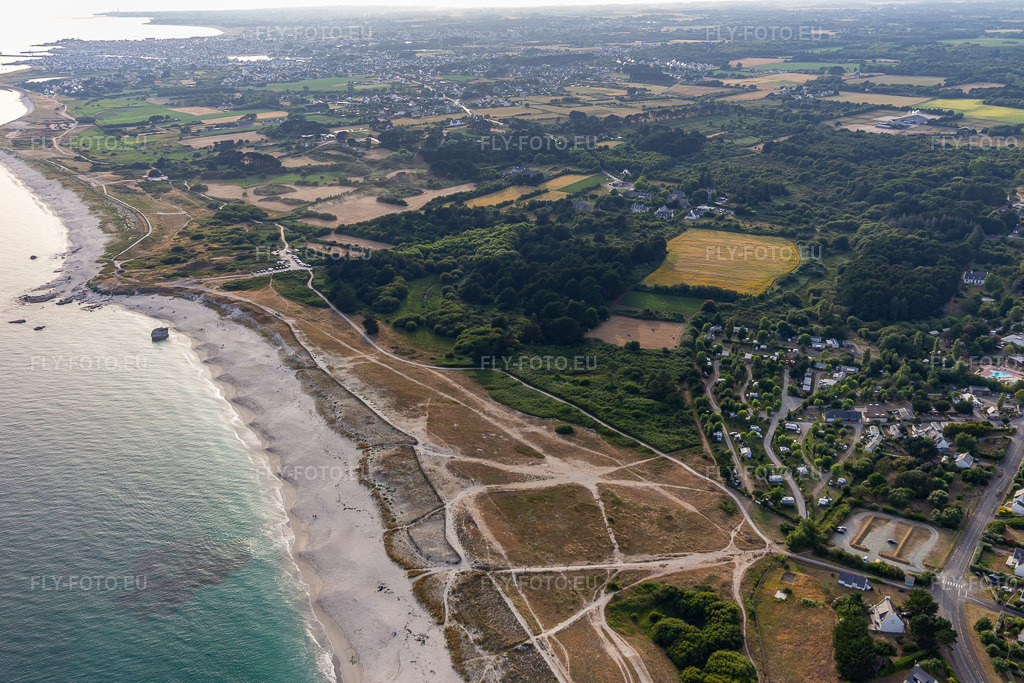 Vue aérienne: Plage de Kersauz à Treffiagat dans le département Finistère, France. Photo: IMG_132481.jpg prise le 17/06/2022 par Werner Riehm/FLY-FOTO.eu – Résolution de l'original: 5472 x 3648 px