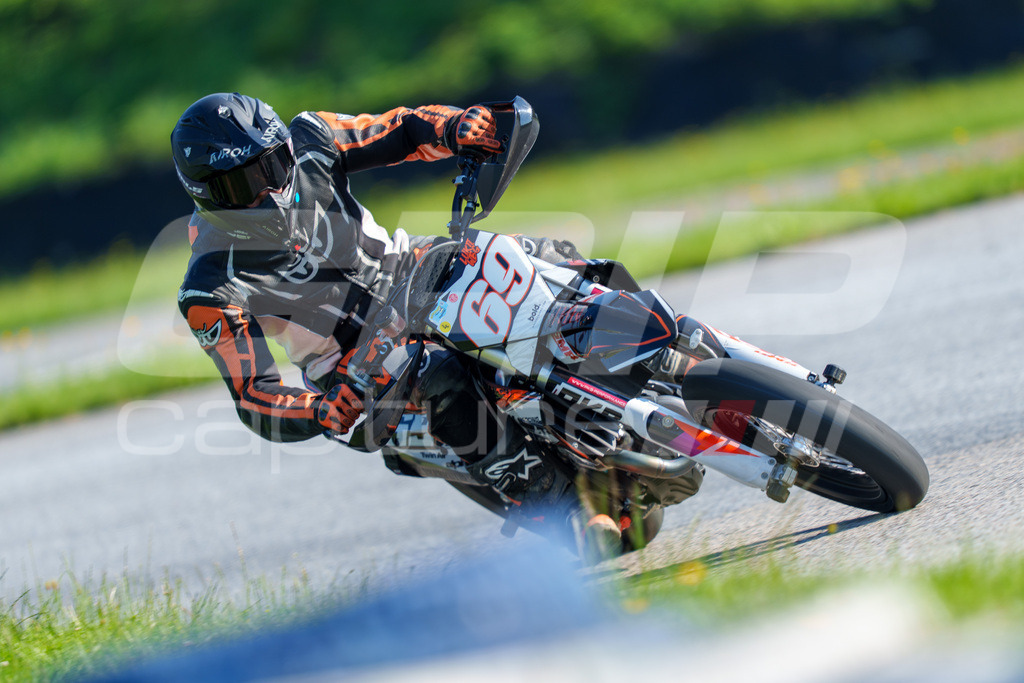 SuperMoto_Staatsmeisterschaft_Greinbach_038 | GRIPcapture steht für authentische Sportfotografie in Österreich – für Momente, die mehr sind als Geschwindigkeit oder Ergebnis. Es geht um Emotion, Spannung, Fokus und den Augenblick, der oft nur einen Wimpernschlag dauert.Ob Motorsport, Teamsport oder 