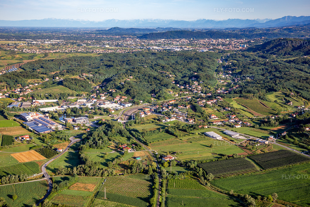 Aerial view: View of the town in the district Volčja Draga in Renče-Vogrsko in the state Slovenia, Slovenia.Photo: IMG_137444.jpg taken on 07/14/2023 by Werner Riehm/FLY-FOTO.comResolution of the original: 5472 x 3648 px
