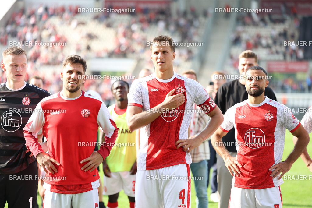Rot-Weiss Essen - Hansa Rostock | Essen, Deutschland, 20.09.2025 Ahmet Arslan  (Rot-Weiss Essen), Michael Schultz  (Rot-Weiss Essen) und Ramien Safi  (Rot-Weiss Essen) schauen während des 3.Liga Spiels zwischen  Rot-Weiss Essen und Hansa Rostock am 20.09.2025 im Stadion an der Hafenstraße in Essen. (Foto von Timo Bluhmki-Schmidt/Brauer Fotoagentur