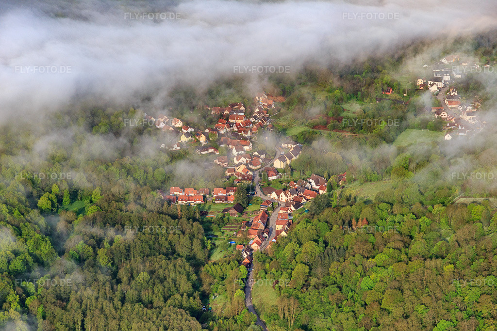 Luftbild: Ortsansicht aus Nordosten unter Wolken im Ortsteil Weiler in Wissembourg im Bundesland Bas-Rhin in Frankreich. – Foto: IMG_113787.jpg vom 29.04.2019 durch Werner Riehm/FLY-FOTO.de – Auflösung des Originals: 5472 x 3648 px