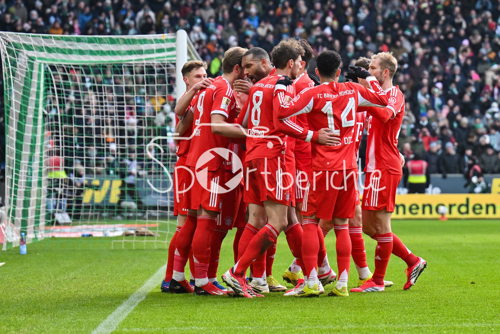SV Werder Bremen - FC Bayern München | BREMEN, GERMANY - 14. FEBRUARY: Jubel der Bayern nach dem Treffer zum 0-1 durch Harry KANE (FC Bayern Munich 9) / Elfmeter Tor / Torschuetze / Freude / Happy während dem Bundesligamatch zwischen dem SV Werder Bremen und dem FC Bayern München am 22. Spieltag im Weserstadion / DFL REGULATIONS PROHIBIT ANY USE OF PHOTOGRAPHS AS IMAGE SEQUENCES AND/OR QUASI-VIDEO