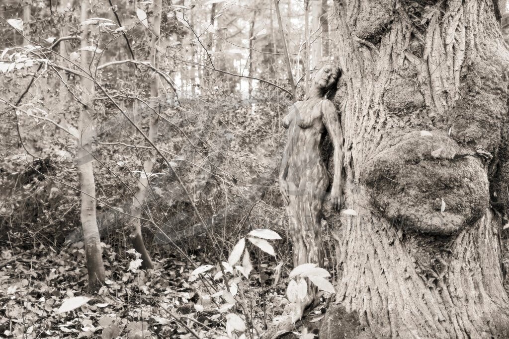 NatureArt-KLÜTLAUB_3208d1 | Aktmodell am Baumstamm | #017 | Modell: Tatjana Heinz | Foto: Tschiponnique Skupin - Realisiert mit Pictrs.com