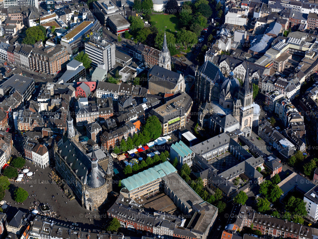 2616674 | Rathaus und  Aachener Dom, auch Hoher Dom zu Aachen, Aachener Münster oder Aachener Marienkirche, ist die Bischofskirche des Bistums Aachen und das bedeutendste Wahrzeichen der Stadt Aachen