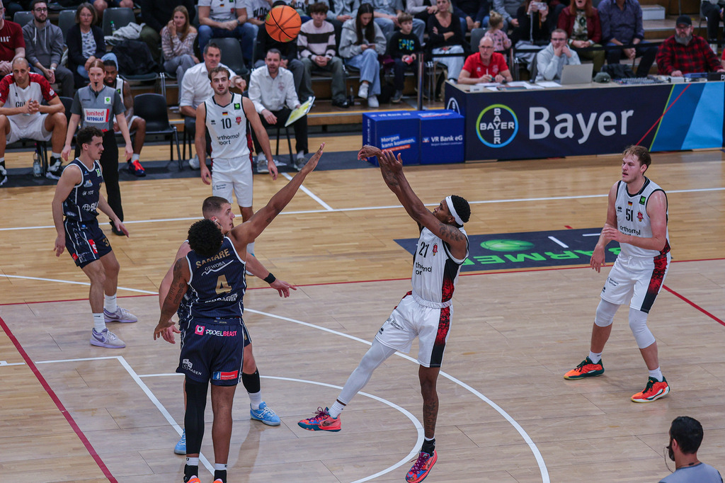 Pro A BAYER GIANTS vs Eisbären Bremerhaven-91 | Fotos von Basketballspielen aus dem Raum NRW fotografiert von Gero Mueller-Laschet und Daniel Schaefer - Realisiert mit Pictrs.com