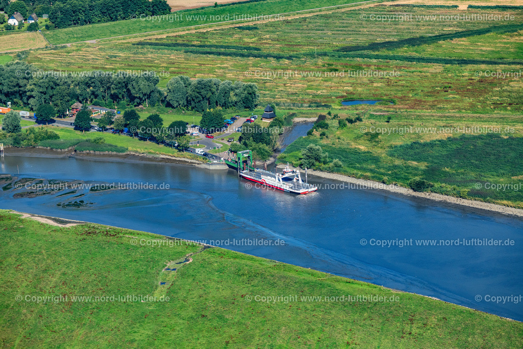 Wischhafen_Elbfähre_FRS_Ernst_Sturm_ELS_6599110822 | WISCHHAFEN 11.08.2022 Anlegendes Fähr- Schiff "Ernst Sturm" im Hafen in Wischhafen im Bundesland Niedersachsen, Deutschland. Weiterführende Informationen bei: Elbfähre Glückstadt Wischhafen GmbH & Co,  FRS Elbfähre Glückstadt Wischhafen GmbH. // Docking ferry "Ernst Sturm" in the port of Wischhafen in the state Lower Saxony, Germany. Further information at: Elbfaehre Glueckstadt Wischhafen GmbH & Co,  FRS Elbfaehre Glueckstadt Wischhafen GmbH. Foto: Martin Elsen