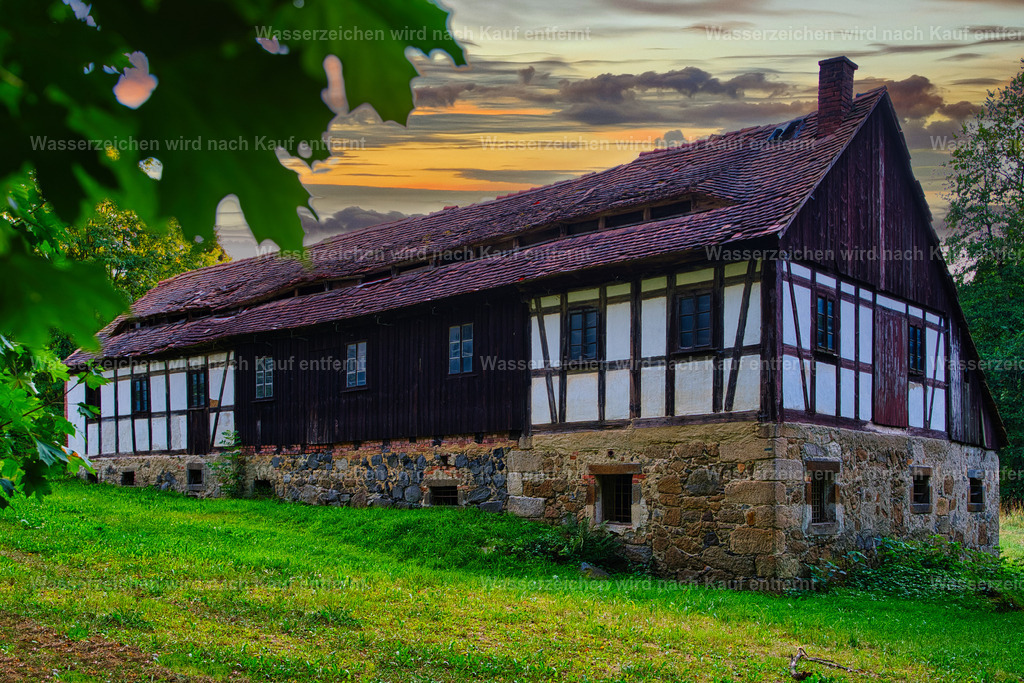 Herrnhut, Eulmühle | Die historische Eulmühle in Herrnhut ist ein altes, markantes Mühlengebäude mit traditioneller Bauweise. Das Gebäude wirkt durch seine historische Fassade, das Satteldach und die ursprünglichen Bauelemente besonders charakteristisch. Es erinnert an die frühere Nutzung als Mühle und ist ein Zeugnis der regionalen Bau- und Wirtschaftsgeschichte. - Realisiert mit Pictrs.com