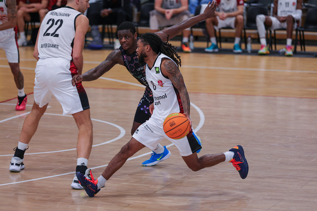Pro A BAYER GIANTS vs Uni Baskets Münster-78 | Fotos von Basketballspielen aus dem Raum NRW fotografiert von Gero Mueller-Laschet und Daniel Schaefer - Realisiert mit Pictrs.com
