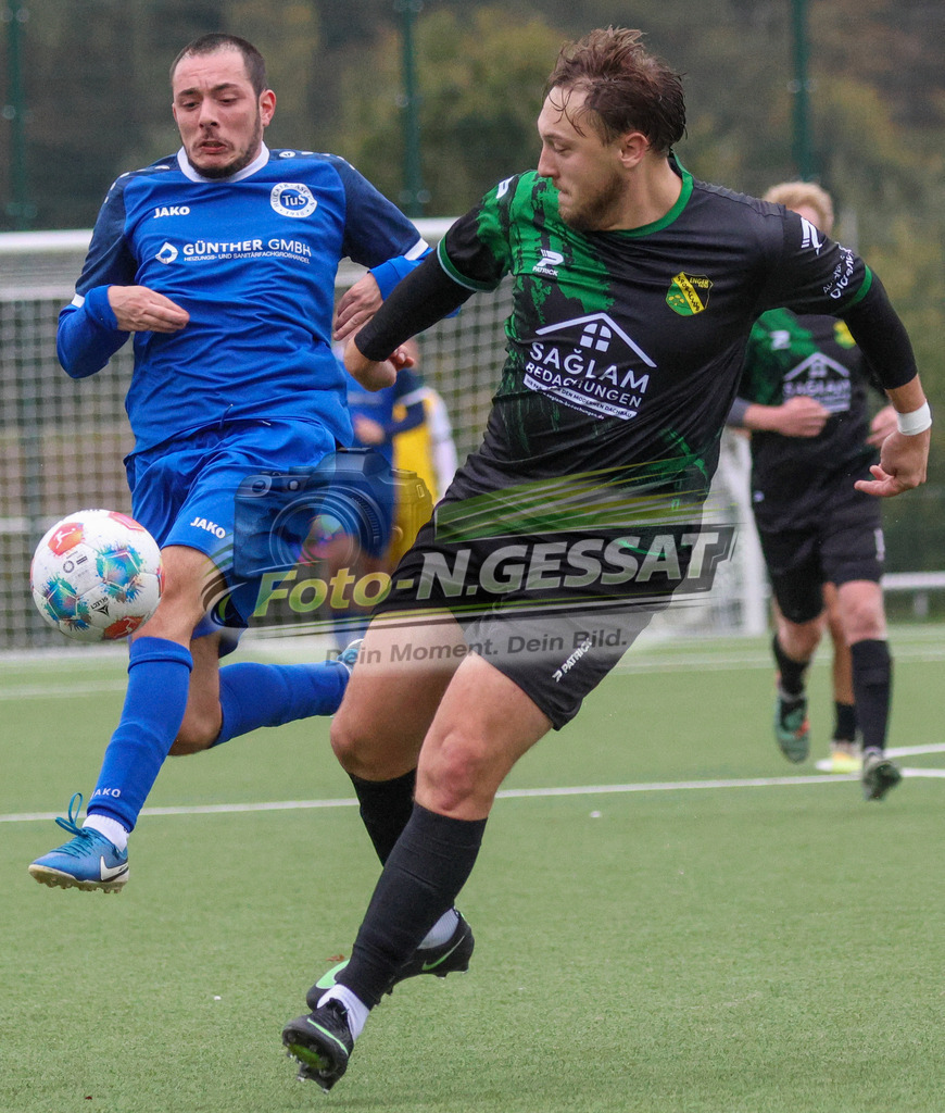 SC Enger - TuS Hücker-Aschen | Auf dem Bild zu sehen: schwarz SC Enger: Noel Greinert ; blau TuS Hücker-Aschen: Francesco Pio Cherchi SC Enger, TuS Hücker-Aschen, Saison 26/27, Kreisliga A, Enger, Deutschland - Realisiert mit Pictrs.com