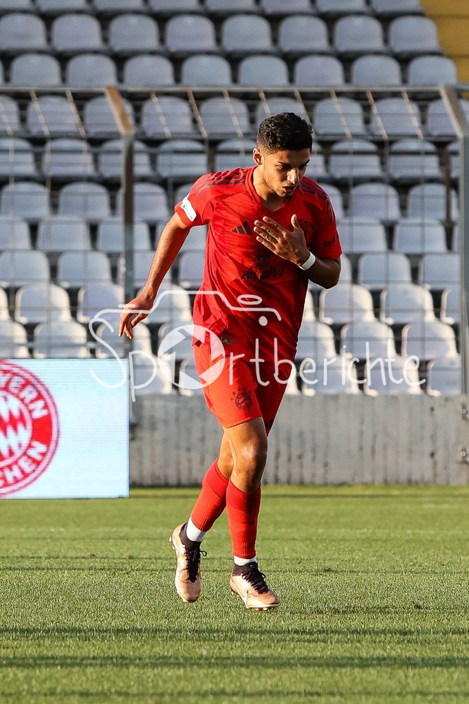 FC Bayern Amateure - SpVgg Ansbach | Jubel nach dem Treffer zum 2-0 durch Davide Dell`ERBA (FCB #7) / Freude / Tor / Torschuetze / Foulelfmeter