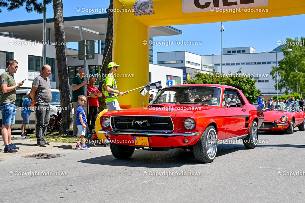 Slowakei_ Povazska Bystrica_ Veteran Tour Manin_ 14.06.2025-241 | 14.06.2025, Slowakei, SVK, Trenciansky kraj, Povazska Bystrica, im Bild Oldtimer Klub, Historische Fahrzeuge, Veteran Tour Manin, Auto, Alt, Besucher, Menschen, Feature, Symbolbild