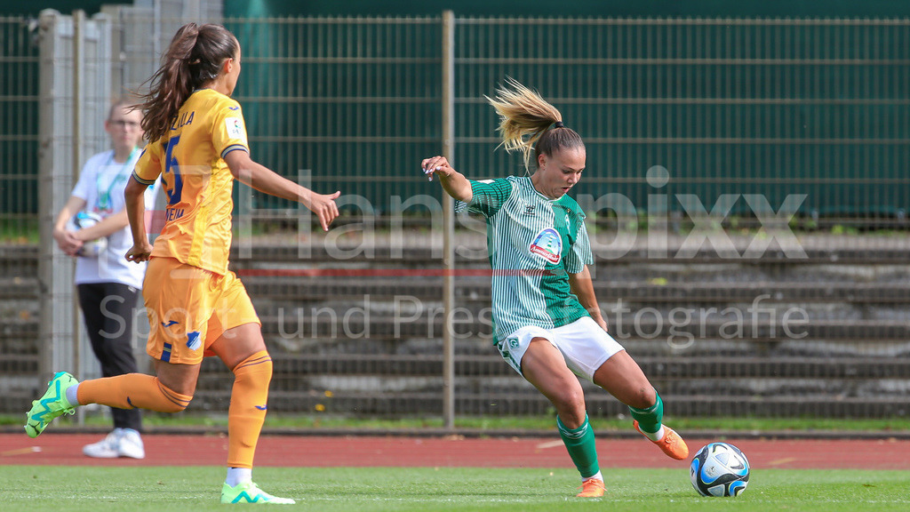Fussball, Google Pixel Frauen-Bundesliga, SV Werder Bremen - TSG 1899 Hoffenheim | v.li.: Maja Sternad (SV Werder Bremen, 11) am Ball, Einzelbild, Ganzkörper, Aktion, Action, Spielszene, DIE DFB-RICHTLINIEN UNTERSAGEN JEGLICHE NUTZUNG VON FOTOS ALS SEQUENZBILDER UND/ODER VIDEOÄHNLICHE FOTOSTRECKEN. DFB REGULATIONS PROHIBIT ANY USE OF PHOTOGRAPHS AS IMAGE SEQUENCES AND/OR QUASI-VIDEO.