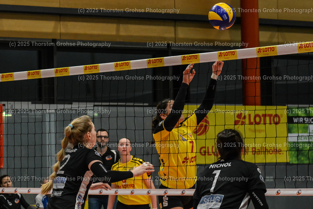 VBL VFB Suhl vs. SCHWARZ-WEISS Erfurt | (VFB Suhl) in Gelb, (Schwarz-Weiss Erfurt) in Schwarz; VBL VFB Suhl vs. SCHWARZ-WEISS Erfurt, Volleyball-Bundesliga Frauen am 17.02.2018 in der Multihalle in Meiningen, (Deutschland) - Realisiert mit Pictrs.com