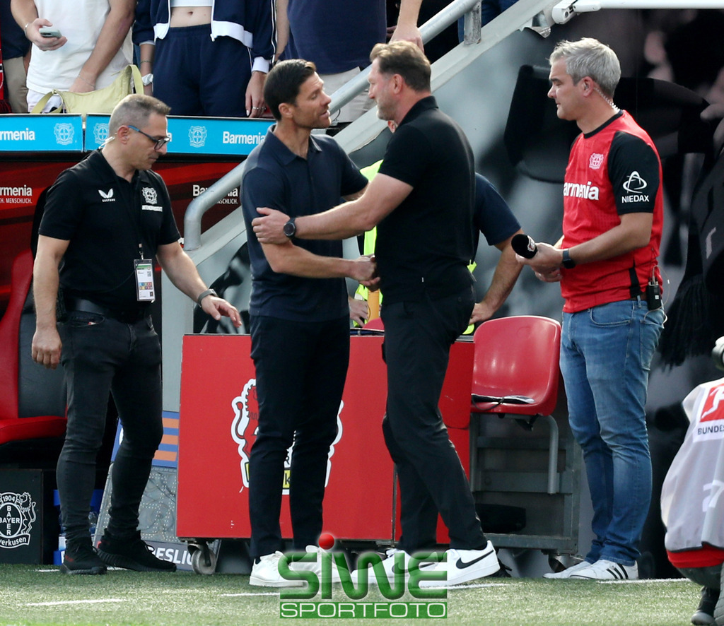 1.Fussball-Bundesliga  :    Bayer 04 Leverkusen--VfL Wolfsburg   4.Spltg. | 22.09.2024; Fussball; GER;  Saison 2024/2025 ; 1.Bundesliga;  4.Spieltag. :  Bayer 04 Leverkusen-- VfL Wolfsburg  :    Die beiden Trainer Xabi Alonso und Ralph Hasenhüttl begrüßen sich zu Beginn des Spiels.DFL REGULATIONS PROHIBIT ANY USE OF PHOTOGRAPHS AS IMAGE SEQENCES AND/OR QUASI-VIDEO. - Realisiert mit Pictrs.com